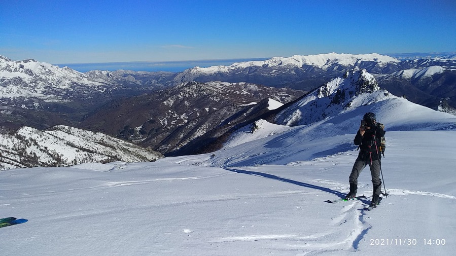 Edge of the eastern massif, the Bay of Biscay and the Peña Sagra ridge